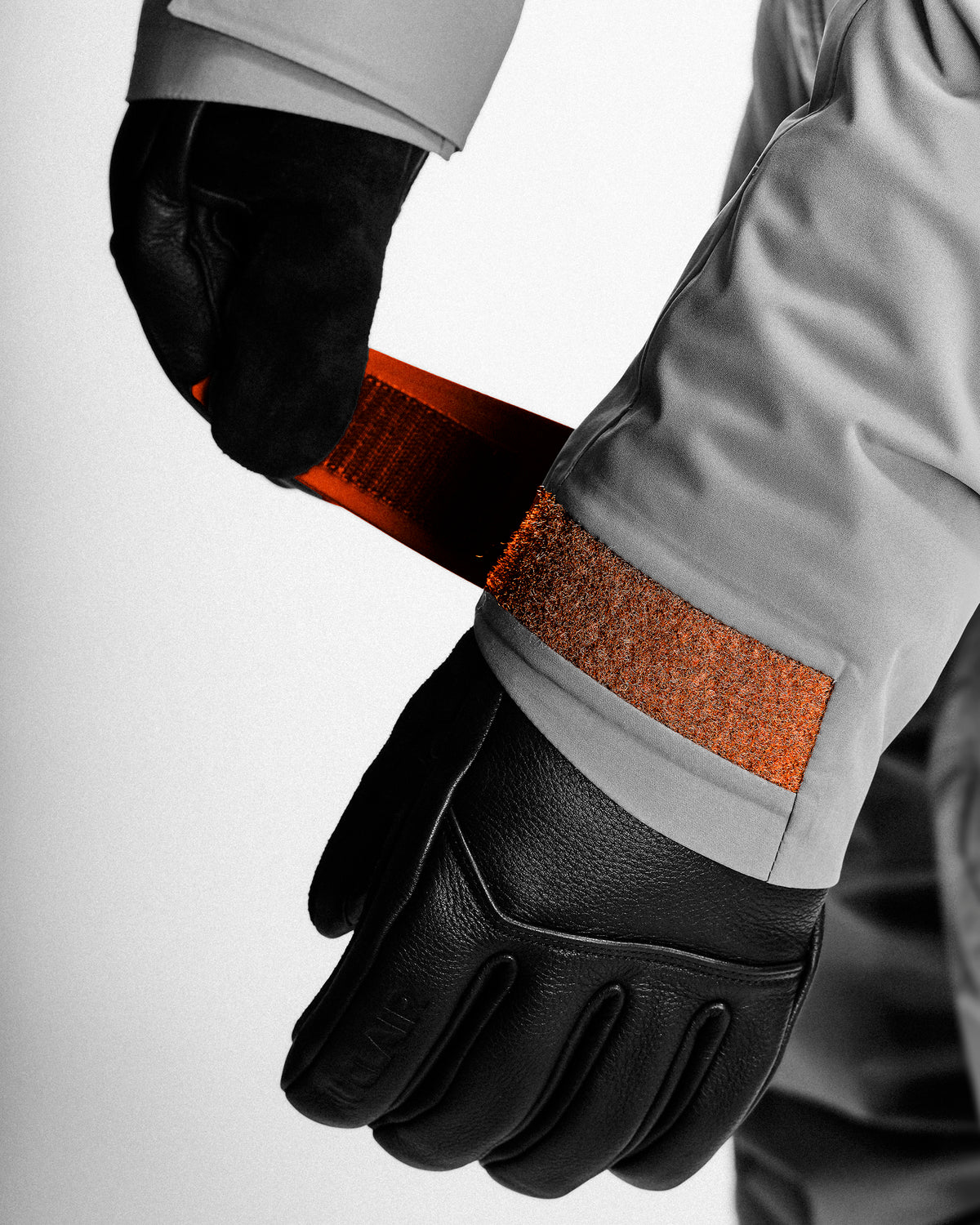 Velcro®-adjustable cuffs