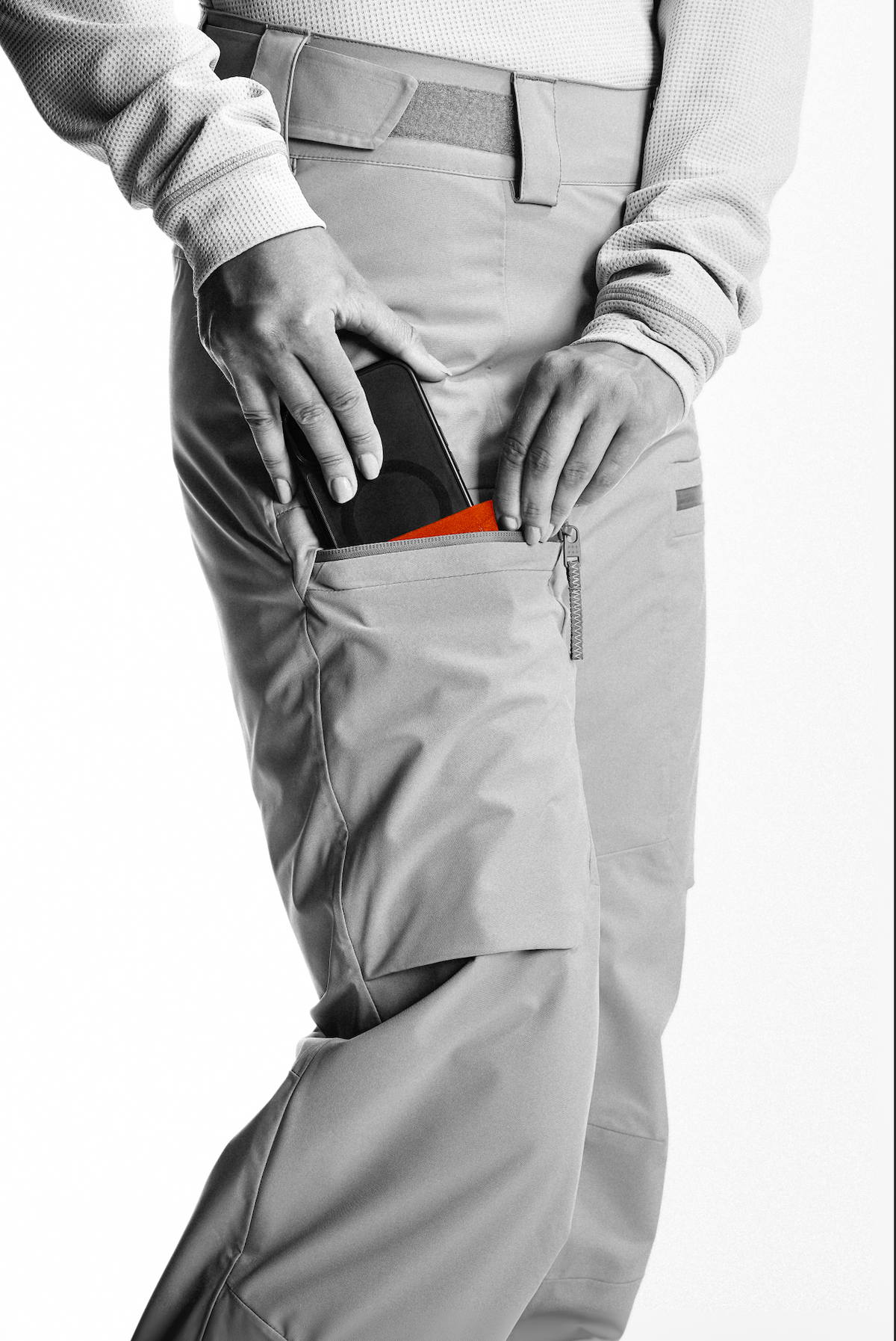 Zipped cargo pocket on the leg